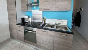 Wasserkocher mit Kaffee-/Teezubehör, Kühlschrank, Mikrowelle, Ofen