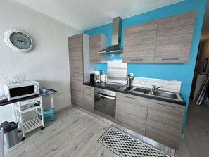 Réfrigérateur, four à micro-ondes, un four, surface de cuisson