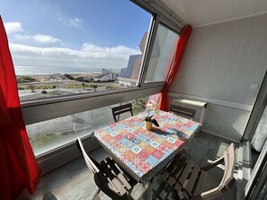 Dining - Studio apartment cabin, sleeps 4, sea-facing (Saint-Jean-de-Monts)