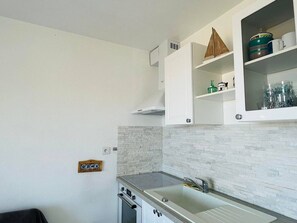 Microwave, oven, stovetop, coffee/tea maker