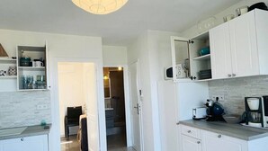 Cafetera o tetera, microondas, horno y placa de cocina