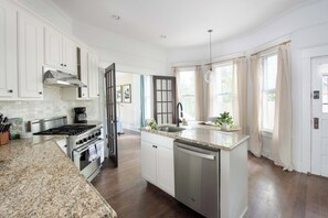 Refrigerador, horno, lavavajillas, utensilios de cocina