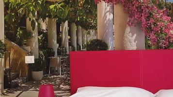 Escritorio, wifi gratis y ropa de cama