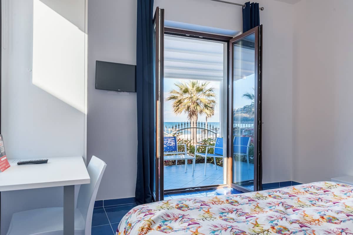 Kamar Quadruple Deluks, pemandangan laut | Meja kerja, Wi-Fi gratis, dan seprai linen