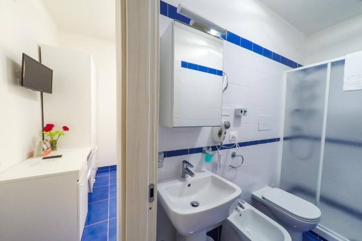 Shower, pengering rambut, handuk, dan sabun