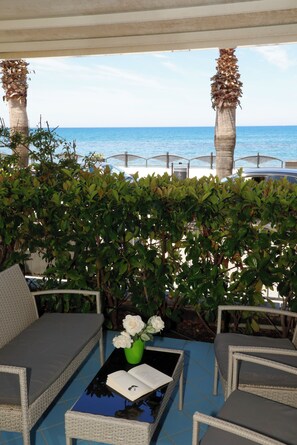 Tremannsrom – deluxe, sjøutsikt | Terrasse/patio