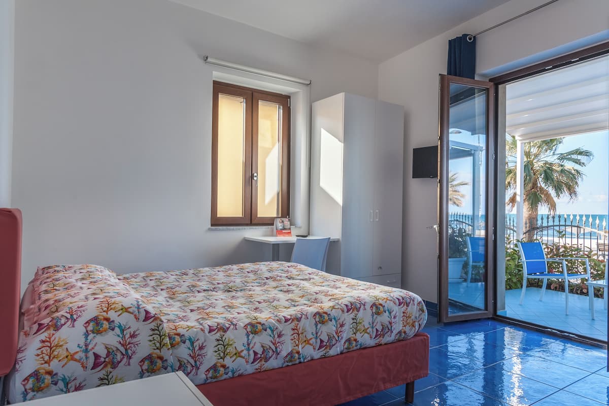 Habitación cuádruple Deluxe, vista al mar | Escritorio, wifi gratis y ropa de cama