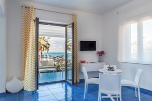 Deluxe Triple Room, Sea View | Desk, free WiFi, bed sheets