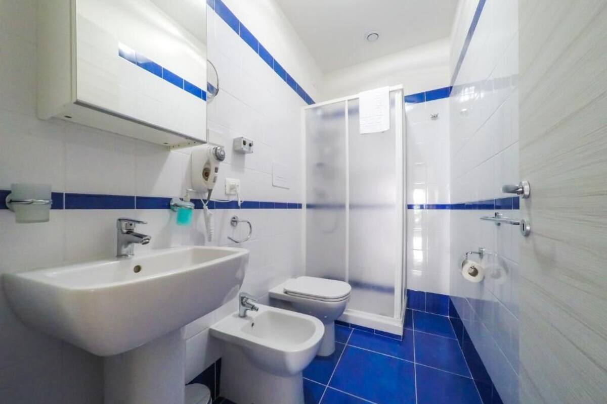 Shower, pengering rambut, handuk, dan sabun