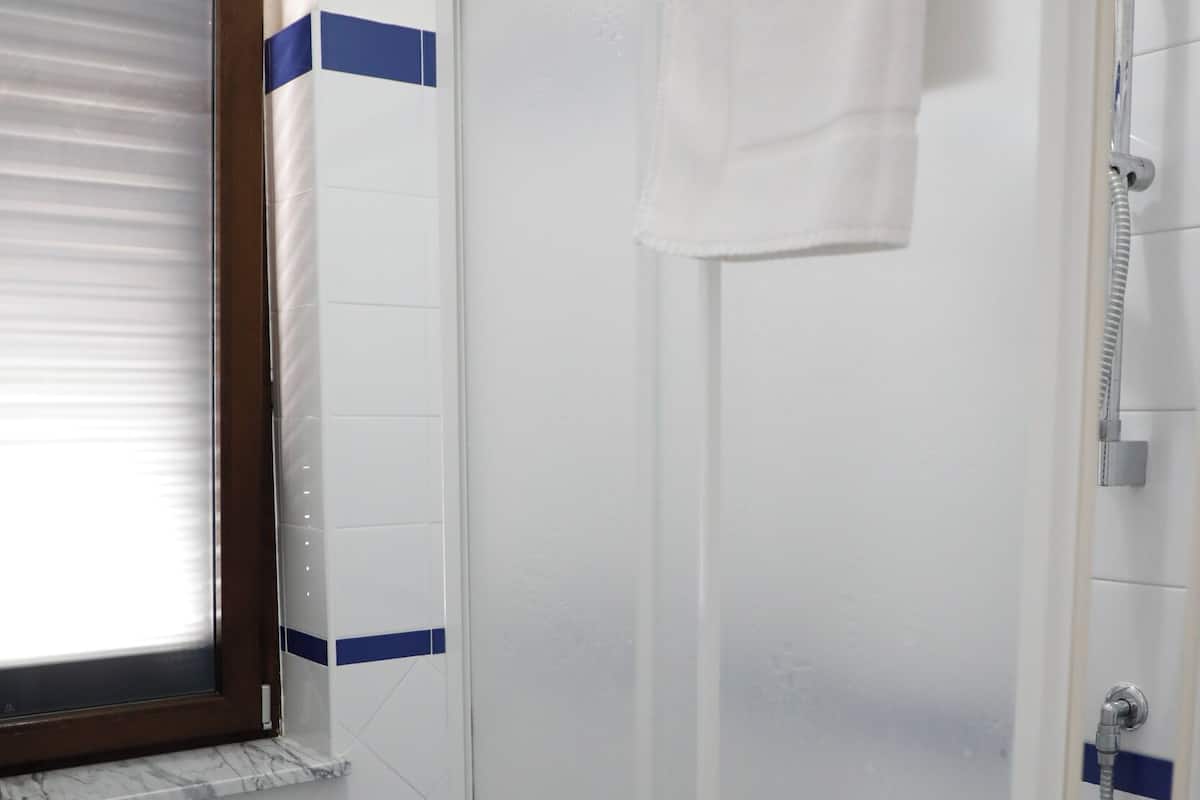 Kamar Quadruple Deluks, pemandangan laut | Kamar mandi | Shower, pengering rambut, handuk, dan sabun