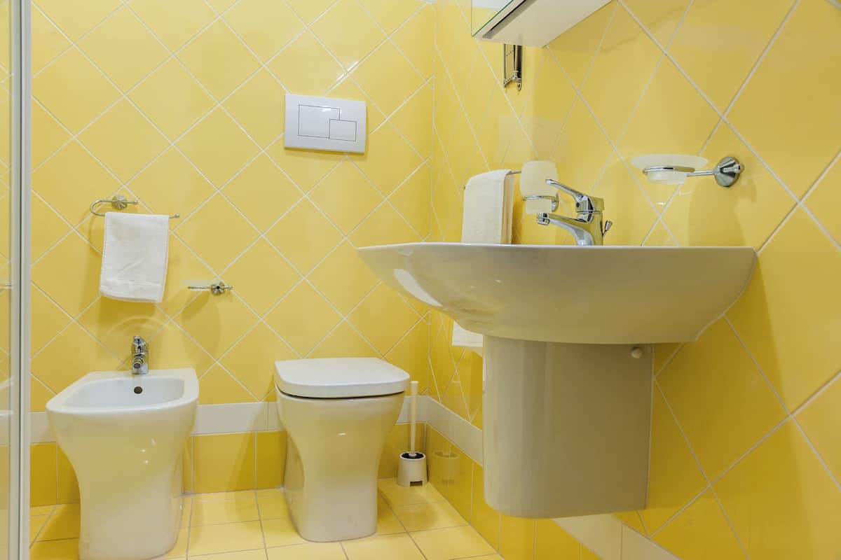 Kamar Triple Standar | Kamar mandi | Shower, pengering rambut, handuk, dan sabun