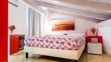Escritorio, wifi gratis y ropa de cama