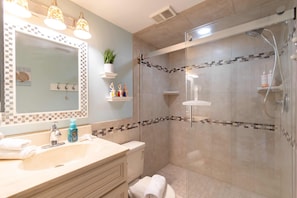 Shower, hair dryer, towels, shampoo - Cozy Beachfront Condo in Cape Canaveral (Cape Canaveral)