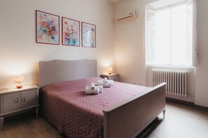 2 sovrum, skrivbord, strykjärn/strykbräda och gratis wi-fi