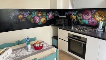 Frigorifero, microonde, forno, piano cottura