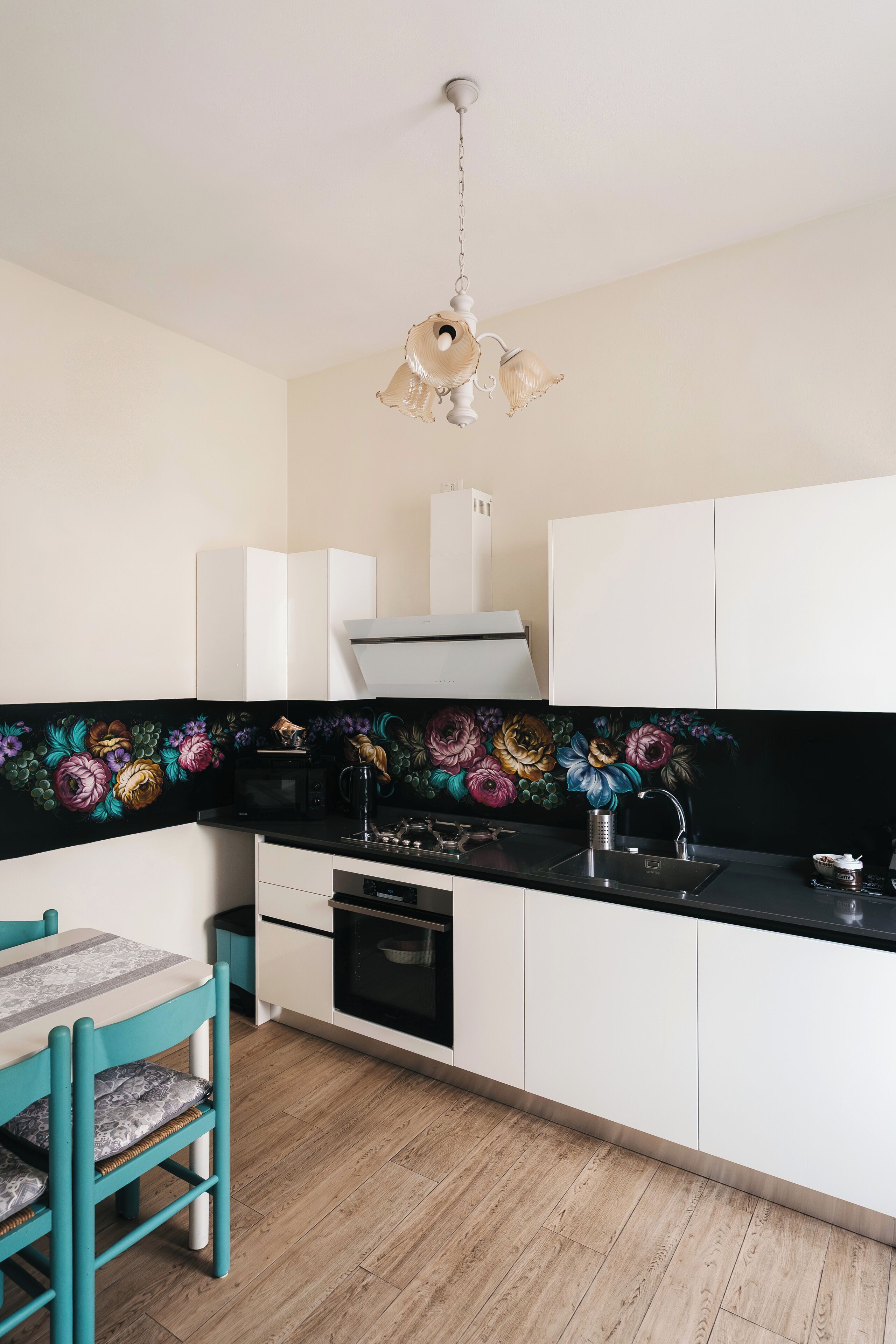 Kylskåp, mikrovågsugn, ugn och spishäll