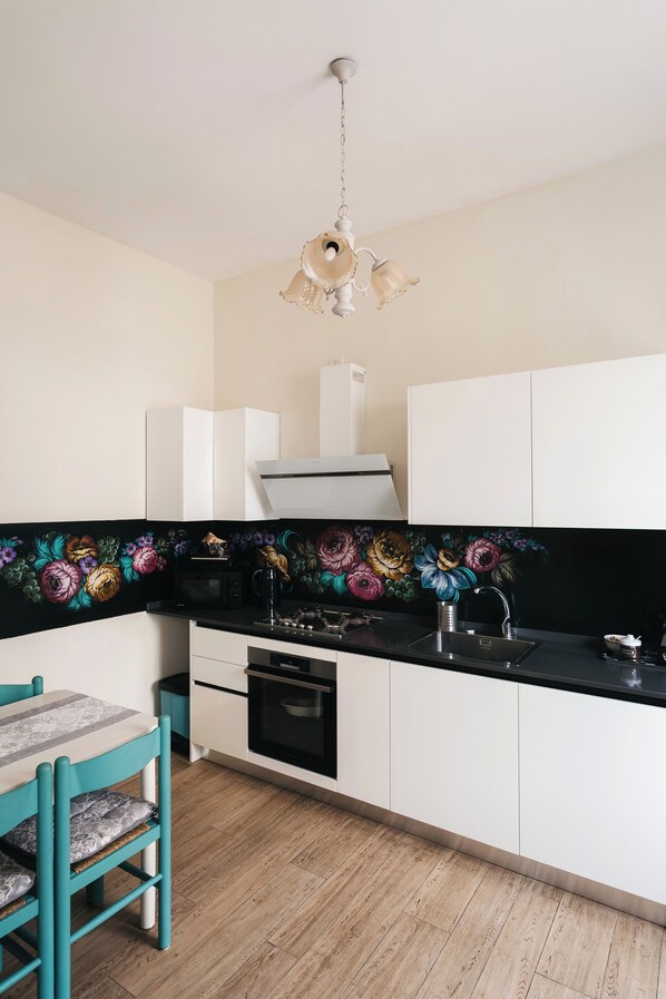 Réfrigérateur, micro-ondes, four, plaque de cuisson