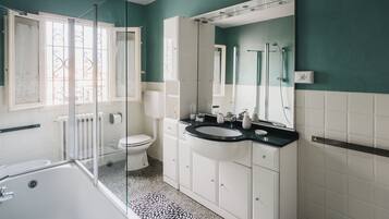 Dusche, kostenlose Toilettenartikel, Haartrockner, Bidet