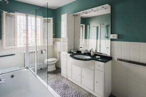 Shower, free toiletries, hair dryer, bidet