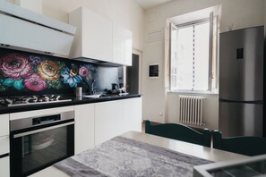 Kylskåp, mikrovågsugn, ugn och spishäll