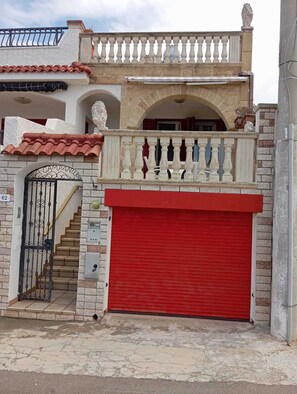 Exterior detail - Home sweet home (Patu)