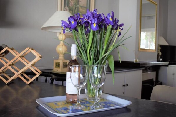 Dining - Quaint family home close to Tram terminal (Franschhoek)