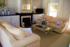 Flat-screen TV, fireplace - Quaint family home close to Tram terminal (Franschhoek)