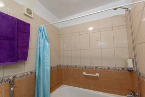 Een douche, een haardroger, handdoeken