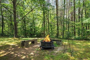 Property grounds - BearCountry: S/Secluded, Hot Tub, Wifi, Yard, FirePit, Honeymoon, Great Location (Sevierville)