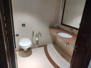 Superior Twin Room | Bathroom | Shower, rainfall showerhead, free toiletries, hair dryer - Luxera Hotels & Resorts  (New Delhi)