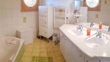 Douche, sĂšche-cheveux, serviettes fournies, savon