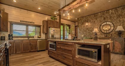 MtnSunrise: Indoor Pool, Mtn View, Theater, Games, Hot Tub, Wifi, S/Secluded