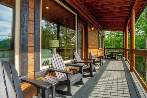 Outdoor dining - GoldenSunriseRetreat: Indoor Pool*Mtn View*Theater*Games*Hot Tub*Wifi*S/Secluded (Gatlinburg)