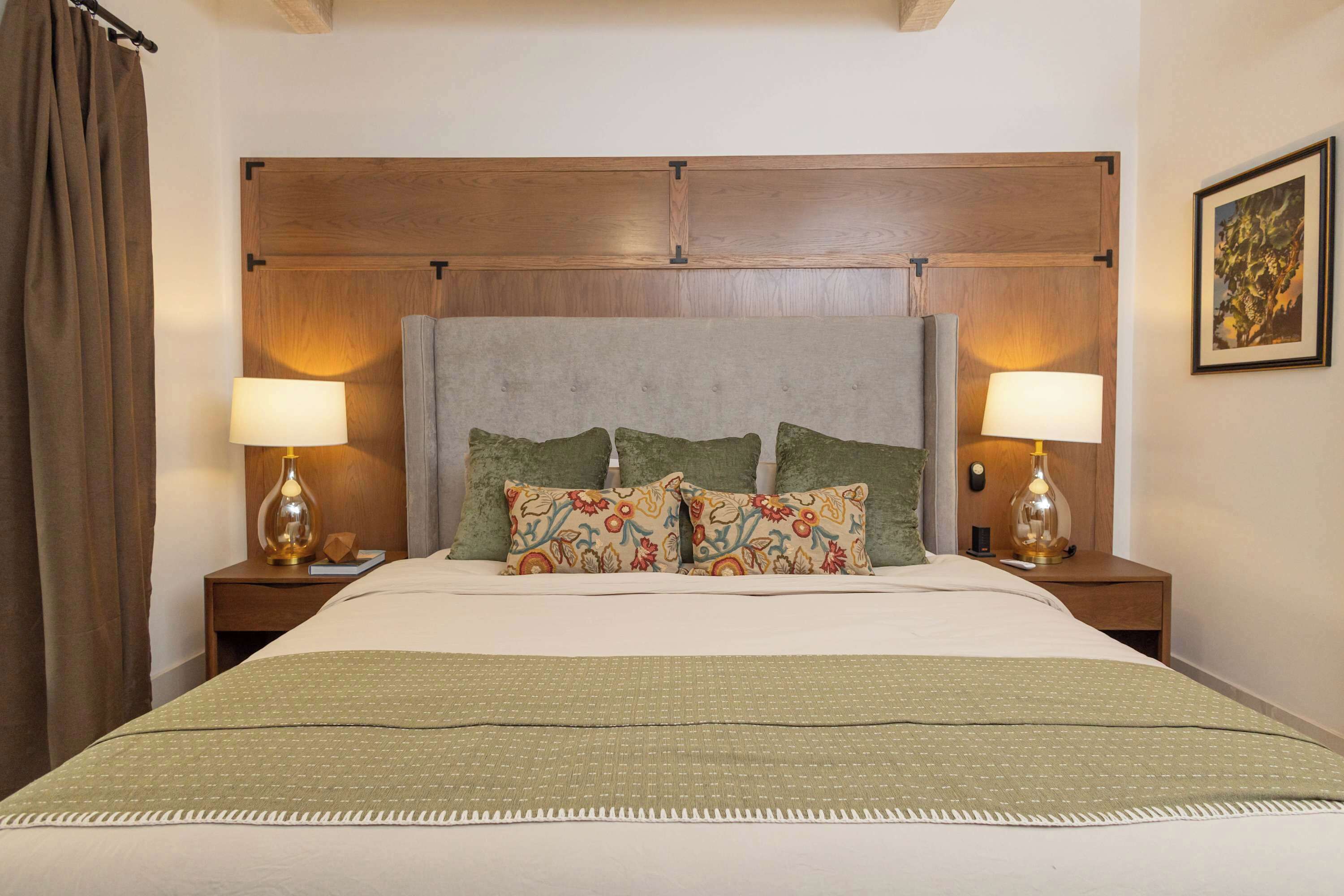 2 bedrooms, desk, WiFi, bed sheets