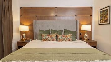 2 bedrooms, desk, WiFi, bed sheets