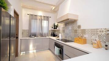 Een koelkast, een magnetron, een oven, een kookplaat