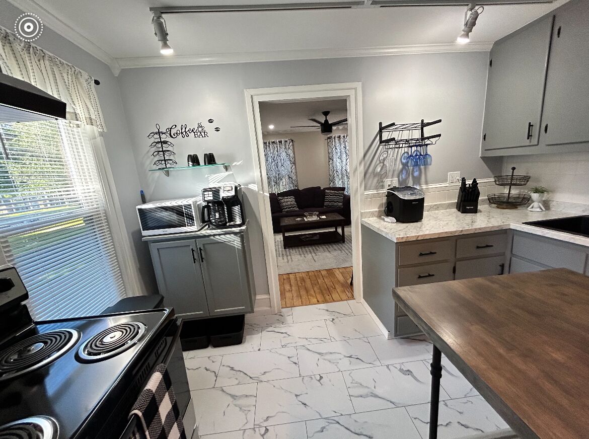 Newly Renovated Parkside Apartment 