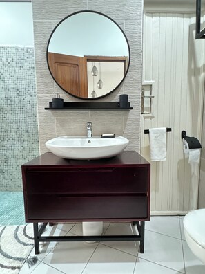 Een douche, een haardroger, een bidet, handdoeken