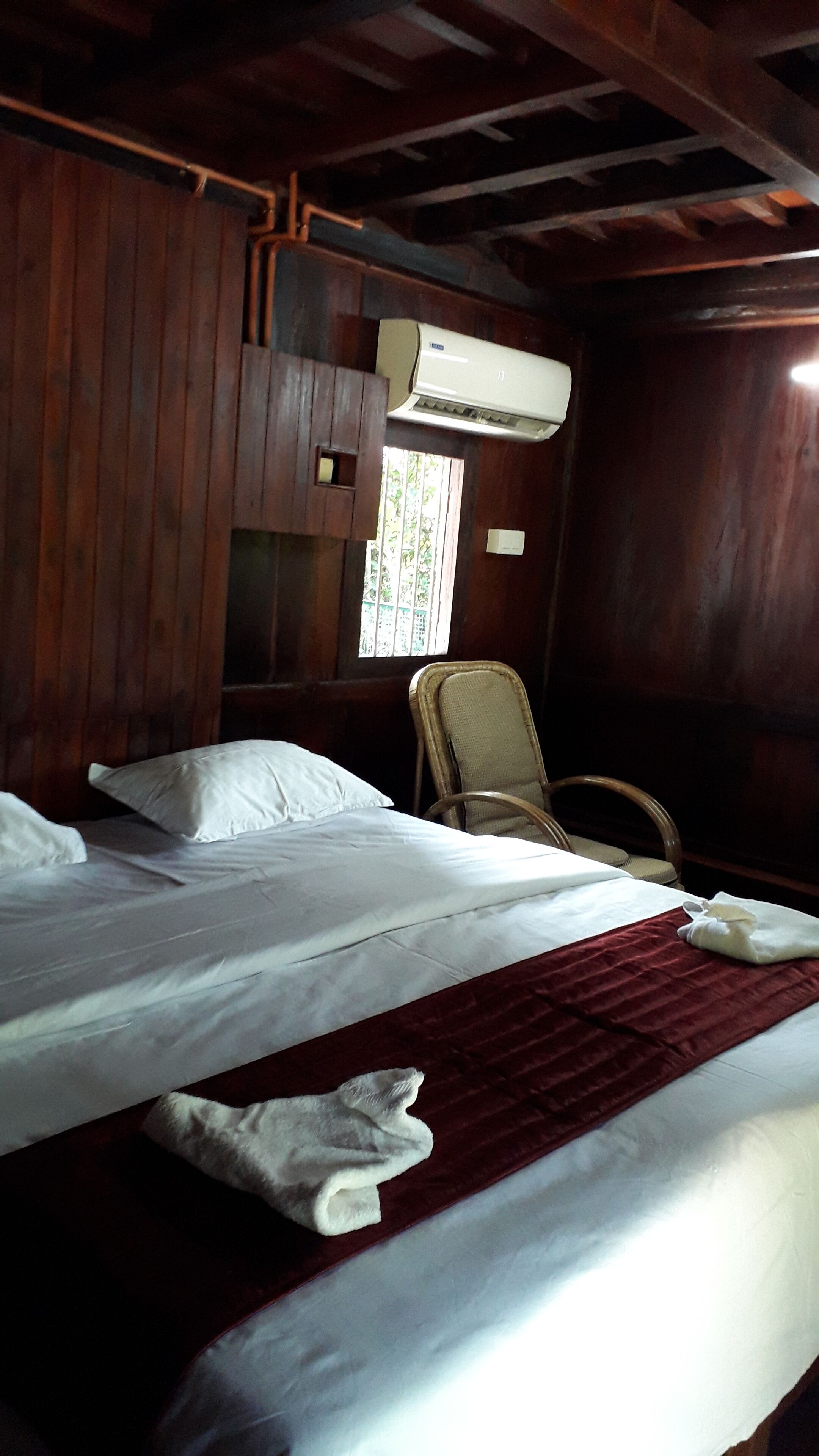 4 bedrooms, desk, iron/ironing board, WiFi