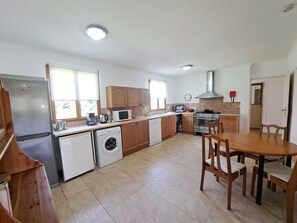 Jääkaappi, mikroaaltouuni, uuni, liesi