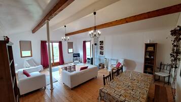 Smart-tv en een open haard