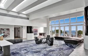 Tv, böcker och kontor