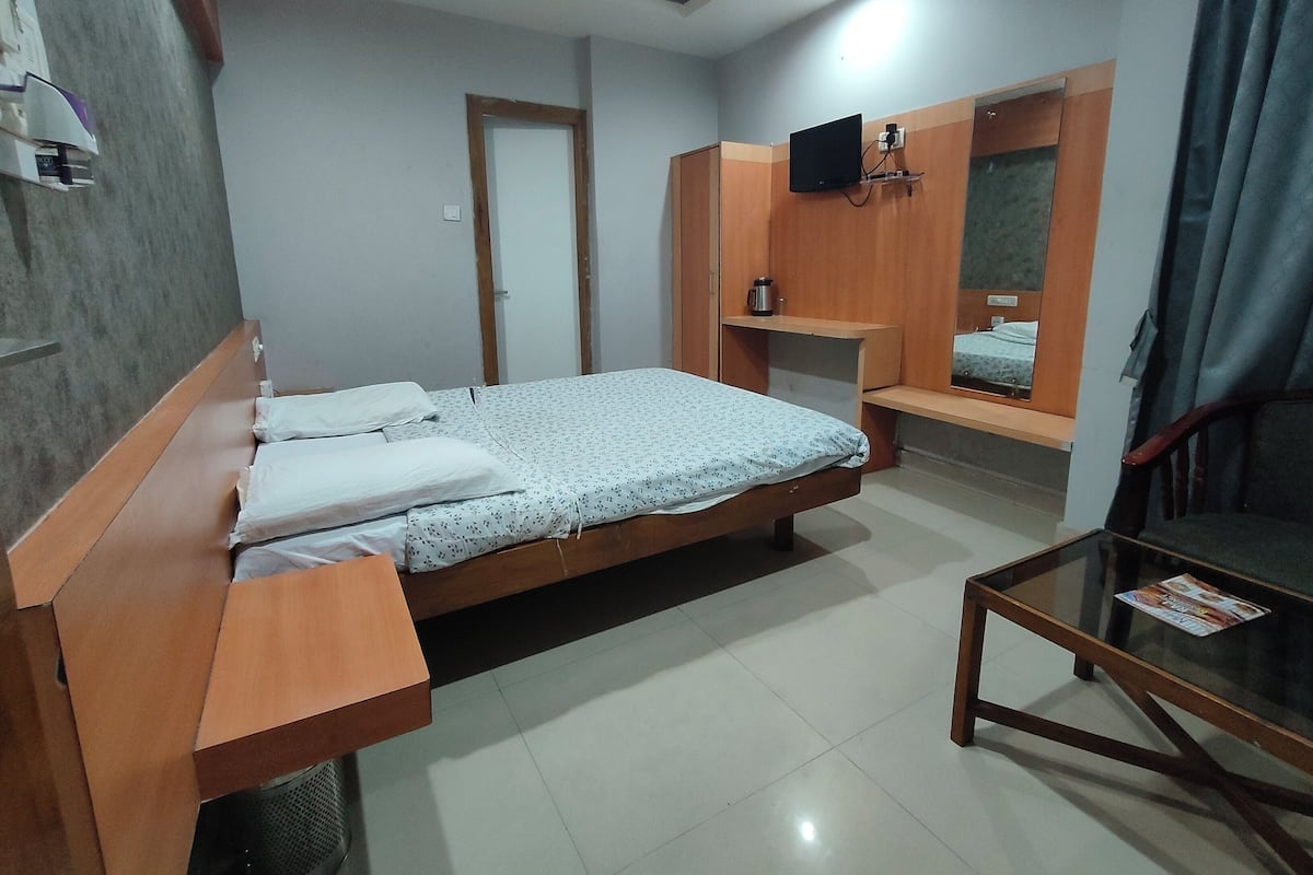 1 bedroom, desk, free WiFi, bed sheets