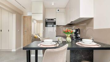 Réfrigérateur, micro-ondes, four, plaque de cuisson