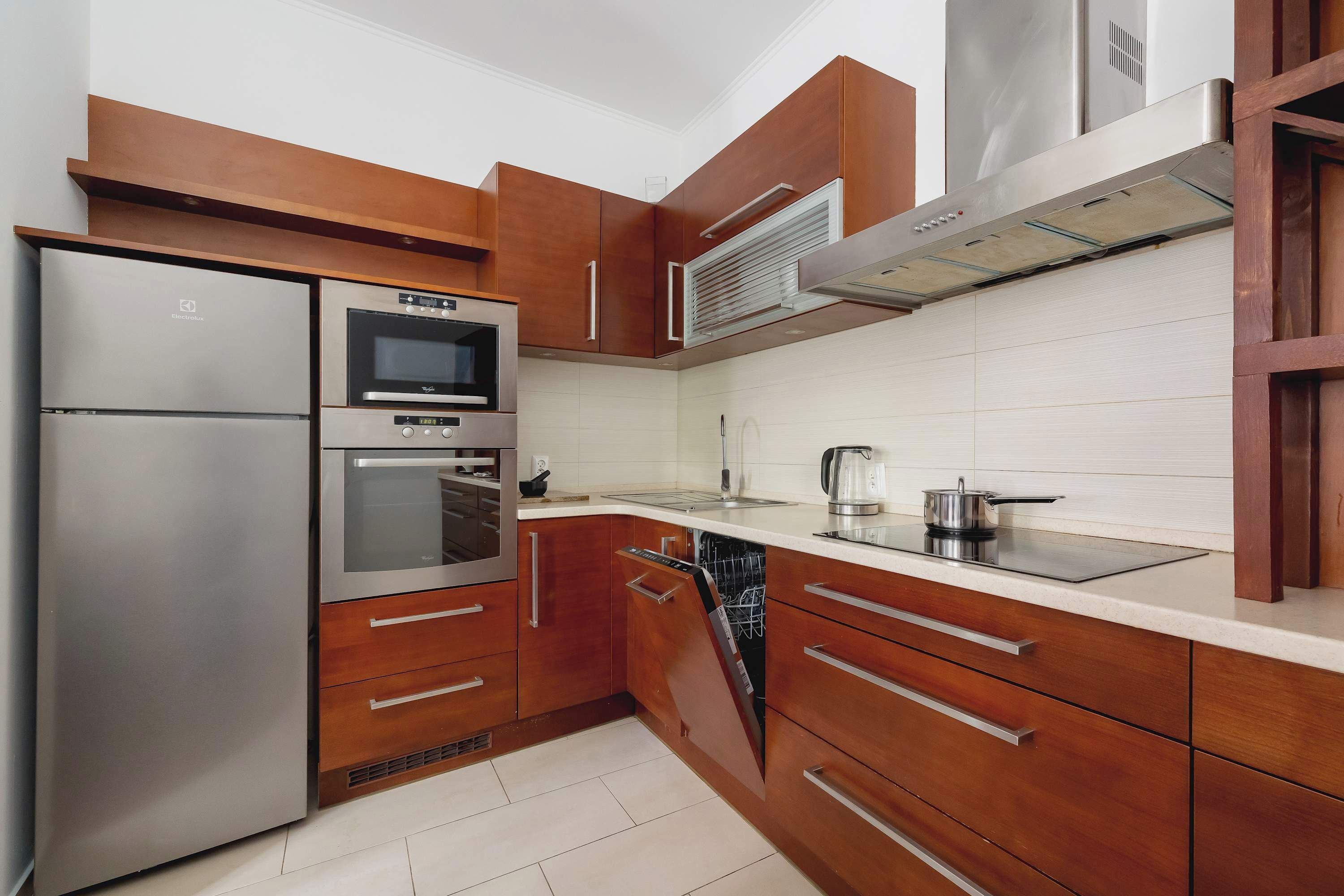 冷蔵庫、電子レンジ、オーブン、コンロ