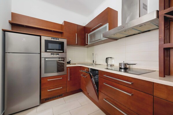 Fridge, microwave, oven, stovetop