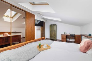 2 makuuhuonetta, työpöytä, silitysrauta/-lauta, vauvan matkasänky