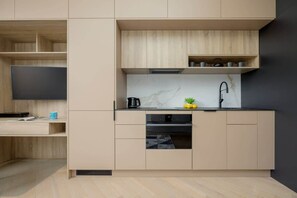 Een koelkast, een magnetron, een oven, een kookplaat
