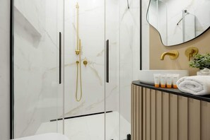 Dusche, Haartrockner, Handtücher, Shampoo