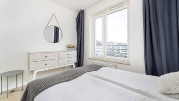 3 bedrooms, desk, iron/ironing board, travel crib